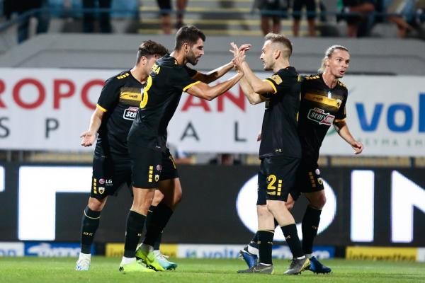 Με «buzzer beater» του Σιμόες η ΑΕΚ (2-3)