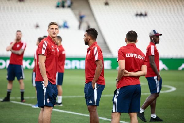 Η αναγνωριστική βόλτα των παικτών του Ολυμπιακού στον αγωνιστικό χώρο