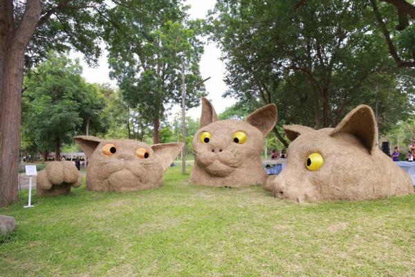 Γιγαντιαία γλυπτά φτιαγμένα από άχυρα