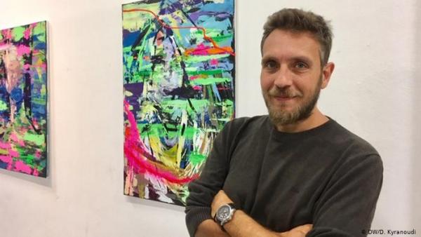 O εικαστικός Γιώργος Κόφτης – Αποδομώντας την ταυτότητα με νέον χρώμα