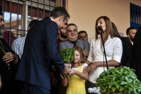 Το δώρο των μαθητών στον Κυριάκο Μητσοτάκη