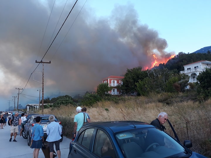 Φωτιά στην Κεφαλονιά - Εκκενώθηκαν ξενοδοχεία και τουριστικά καταλύματα