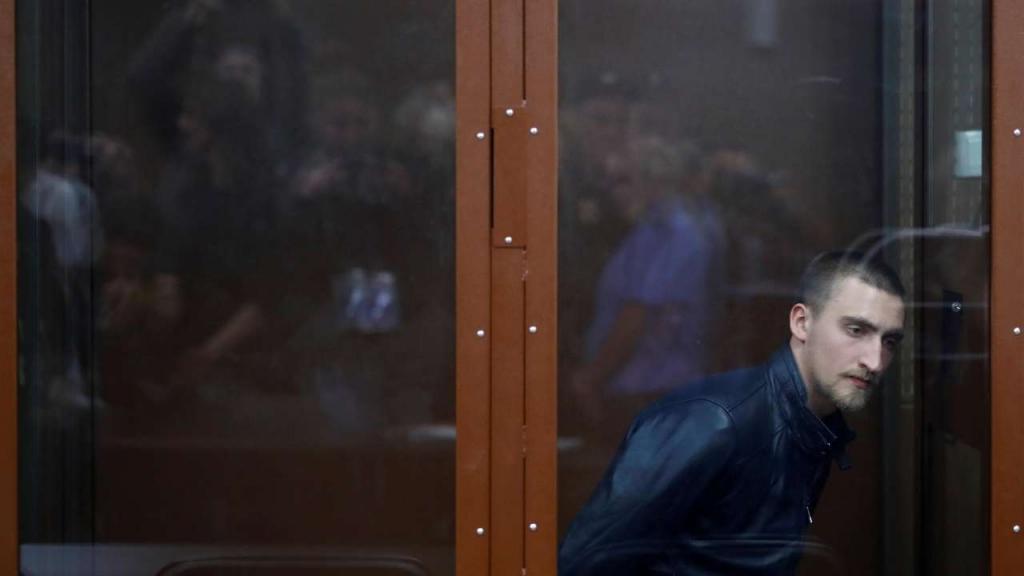 «Είμαι ο Πάβελ Ουστίνοφ» – Ρώσοι καλλιτέχνες στο πλευρό του φυλακισμένου ηθοποιού