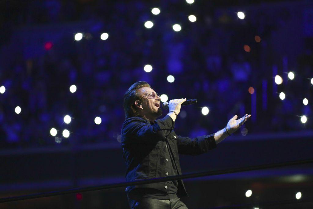 Ο Μπόνο συνεργάζεται με street art καλλιτέχνες στον αγώνα κατά του AIDS