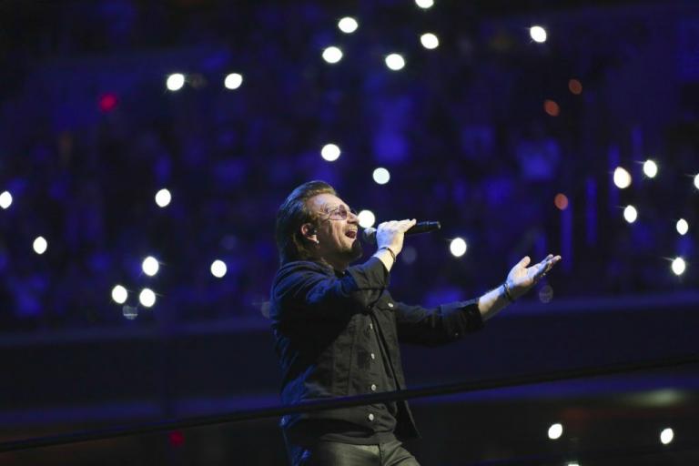 Ο Μπόνο συνεργάζεται με street art καλλιτέχνες στον αγώνα κατά του AIDS