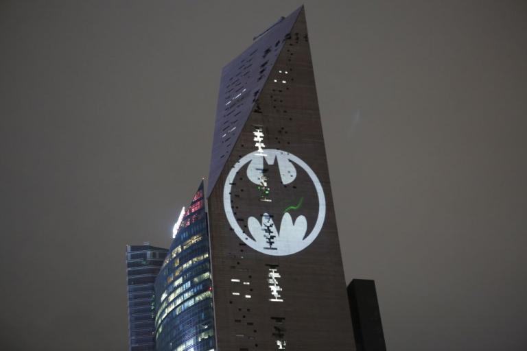 Το σήμα του Μπάτμαν στο νυχτερινό ουρανό για τα 80ά γενέθλιά του