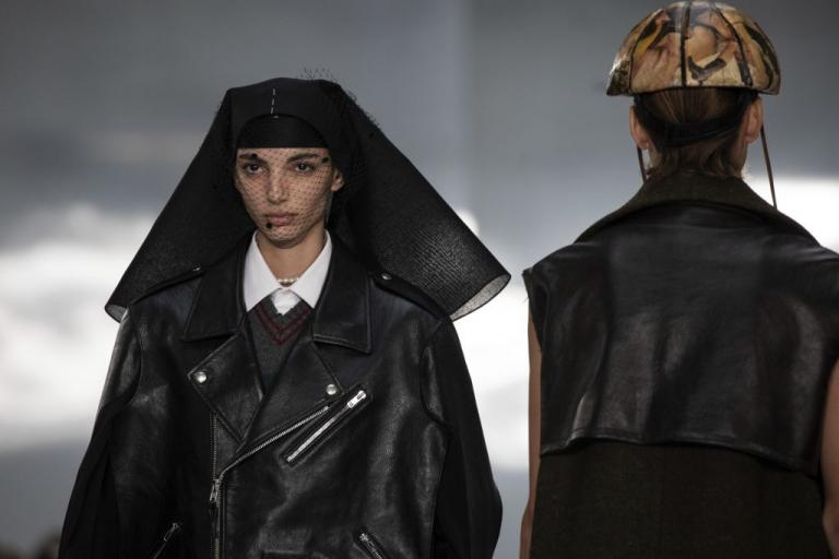 Μηνύματα ελπίδας στην Εβδομάδα Μόδας στο Παρίσι