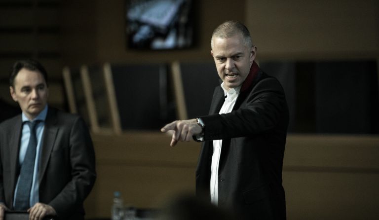 «Ενήλικοι στην αίθουσα»: Ελλάδα εναντίον Ευρώπης στη νέα ταινία του Γαβρά