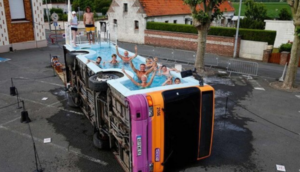 Βουτώντας σε ένα… λεωφορείο