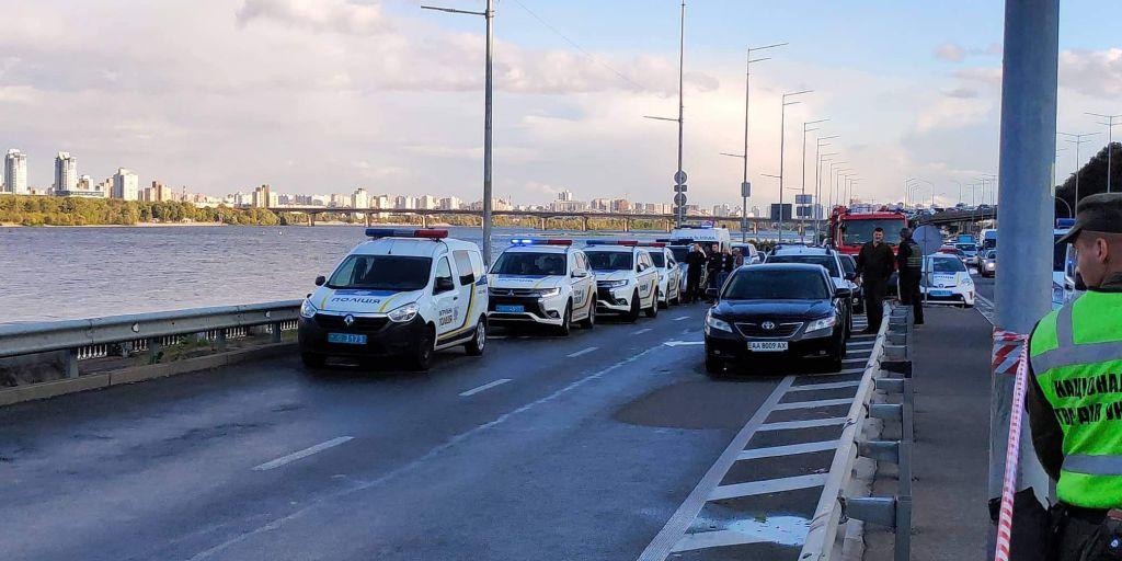 Συναγερμός στο Κίεβο: Άνδρας απειλεί να ανατινάξει γέφυρα