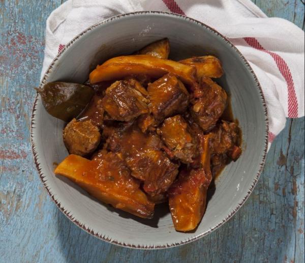 Κοκκινιστό μοσχάρι της γιαγιάς με τηγανητές πατάτες