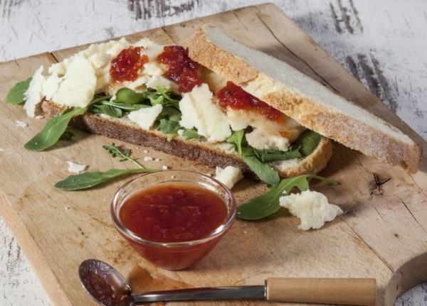 Σάντουιτς με Σαν Μιχάλη, ρόκα και μαρμελάδα ντομάτας