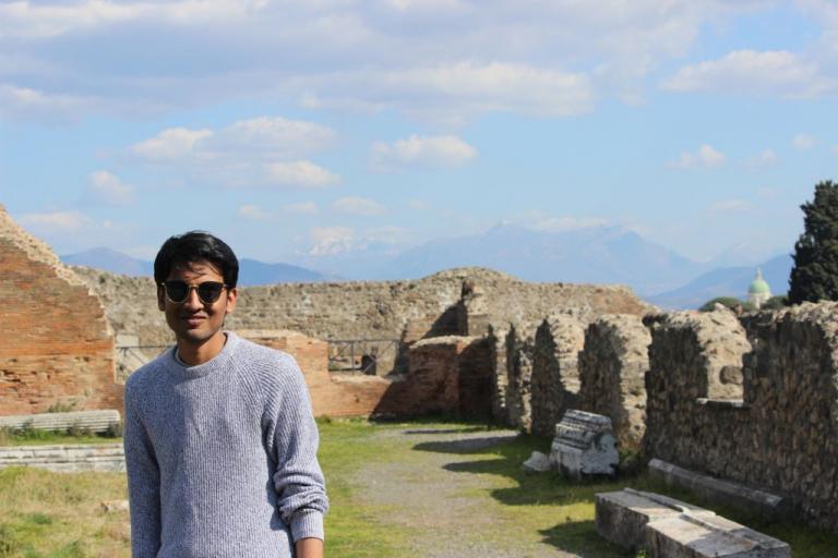 Ινδός φοιτητής ήρθε στη Θεσσαλονίκη και… θέλει να διαφημίσει το «χαλαρά» σε όλο τον κόσμο