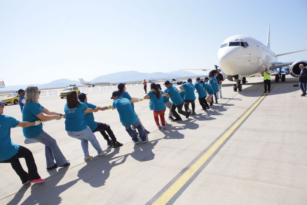 Συγκινητικό: Έσυραν ολόκληρο αεροπλάνο για το «Χαμόγελο του Παιδιού»