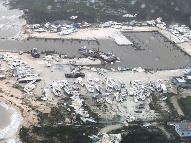Εικόνες καταστροφής άφησε πίσω του ο φονικός τυφώνας Ντόριαν