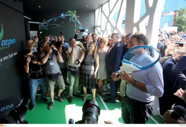 Ο Κυριάκος Μητσοτάκης παίζει virtual tennis