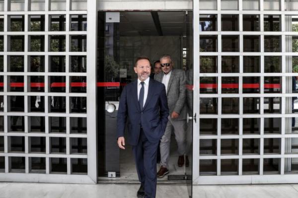 Υπόθεση Novartis: Πολιτικά πρόσωπα υπέδειξε ο Στουρνάρας – Καταθέτει η Ράικου