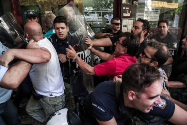 Το ΚΚΕ καταγγέλλει την επίθεση της αστυνομίας σε κινητοποίηση εναντίον πλειστηριασμού
