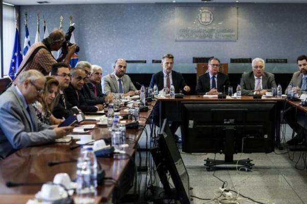 Προσφυγικό: Ενίσχυση συνόρων και δομών στα νησιά αποφάσισε η διυπουργική