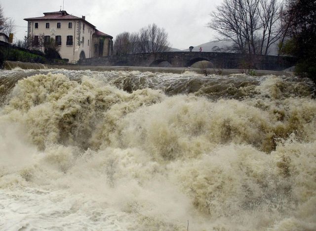 Ισπανία: Αυξάνεται ο αριθμός των νεκρών από τις πλημμύρες