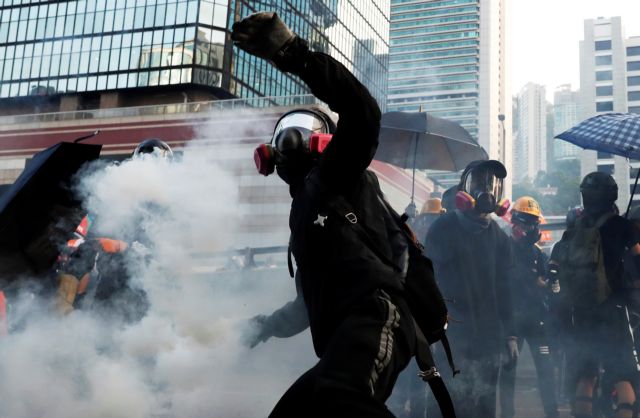 Χονγκ Κονγκ: Άγρια επεισόδια ανάμεσα σε διαδηλωτές και αστυνομικούς