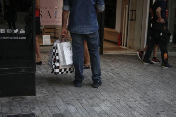 Πτώση τζίρου την περίοδο των εκπτώσεων διαπιστώνει ο Εμπορικός Σύλλογος Αθηνών