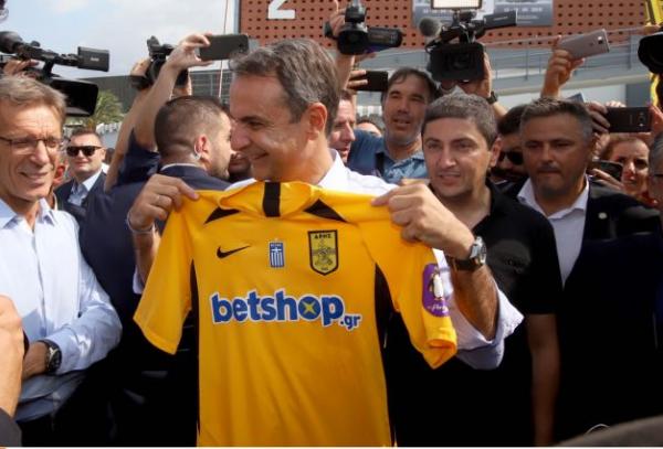 ΔΕΘ: Με φανέλες έντυσαν τον Μητσοτάκη οι ομάδες