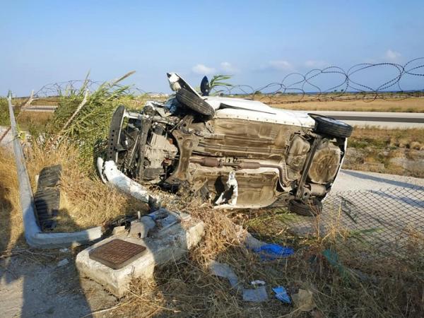 Ρόδος: Απίστευτο τροχαίο – Έσπασε την περίφραξη του αεροδρομίου