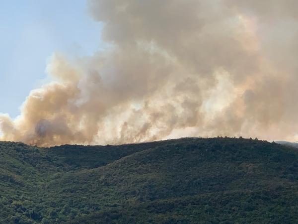 Μεγάλη φωτιά στη Σκουτερά Αγρινίου κοντά σε μοναστήρι