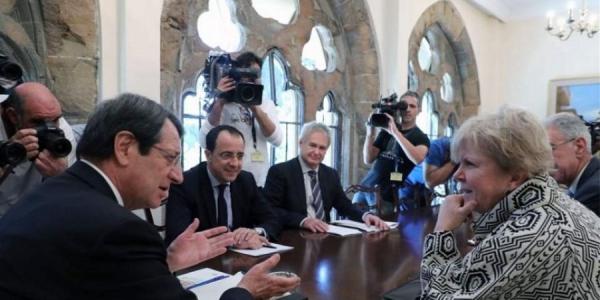 Κινητικότητα στο Κυπριακό: «Ψήνεται» συνάντηση Αναστασιάδη και Ακιντζί με Λουτ