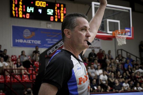 Μπάσκετ : Ο διαιτητής που τραβά τα φώτα πάνω του