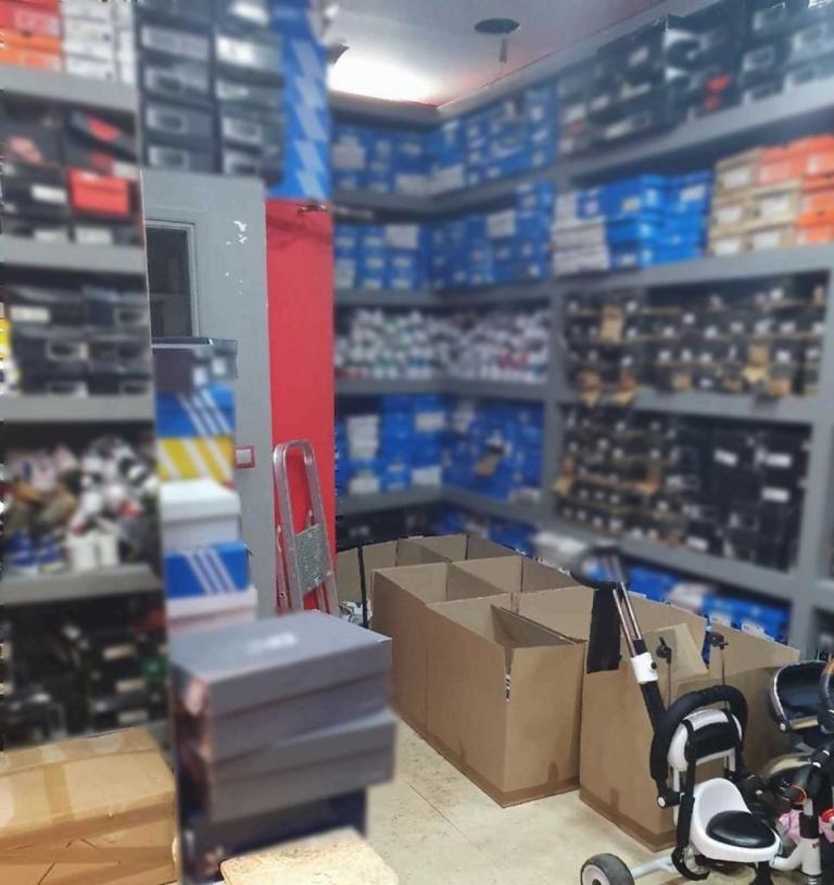Χιλιάδες πλαστά νομίσματα και μεγάλες ποσότητες προϊόντων «μαϊμού» σε αποθήκη στην Αγ. Βαρβάρα
