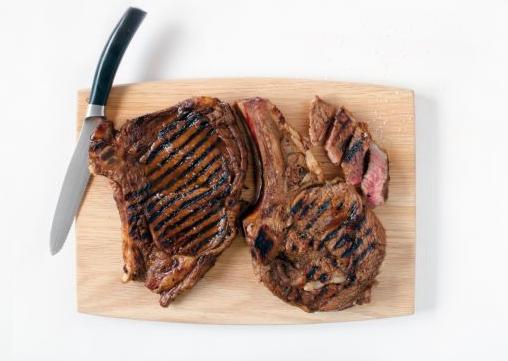 Τι είναι το κόκκινο υγρό που «βγάζει» το κρέας στο ψήσιμο;