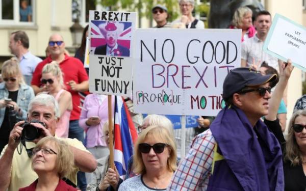 Γιούχαραν τον Μπόρις Τζόνσον μετά τη συνάντηση με τον Γιούνκερ