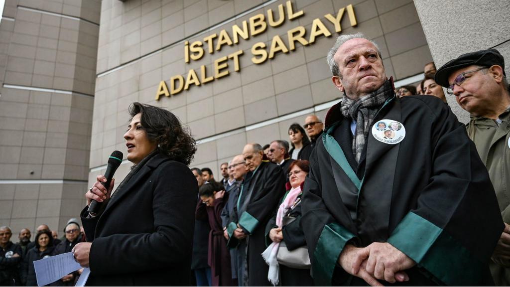 Τουρκία: Αποφυλακίζονται οι δημοσιογράφοι της Cumhuriyet που κατηγορήθηκαν για τρομοκρατία
