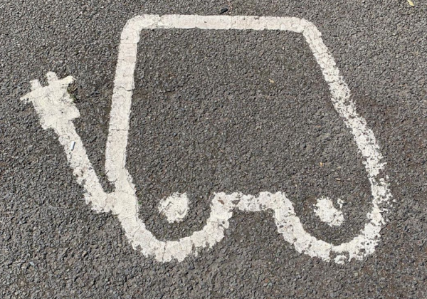 Φορτίζοντας το αμάξι σε ένα Drive-Thru