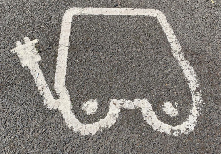 Φορτίζοντας το αμάξι σε ένα Drive-Thru