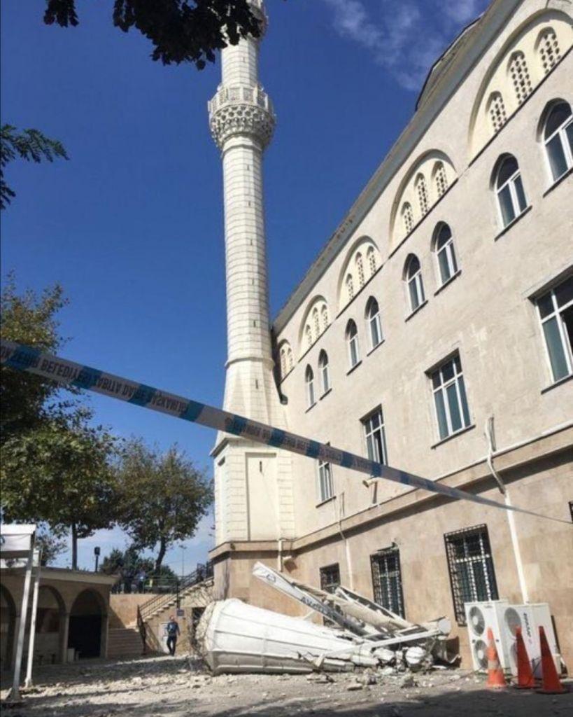 Σεισμός στην Κωνσταντινούπολη : Κατέρρευσε μιναρές σε τζαμί [Εικόνες]