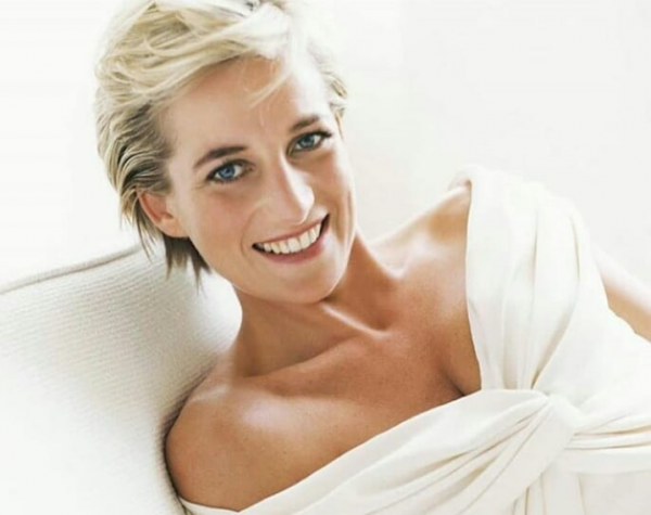 Αφιερωμένη στην πριγκίπισσα Νταϊάνα επίδειξη στην Εβδομάδα Μόδας Νέας Υόρκης