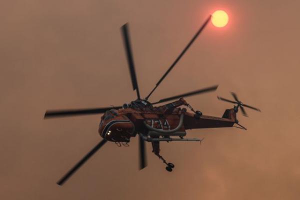 Πυρκαγιά στη Νέα Μάκρη: Ξεκίνησαν ρίψεις νερού τα εναέρια μέσα
