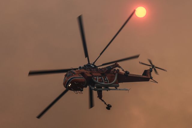 Πυρκαγιά στη Νέα Μάκρη: Ξεκίνησαν ρίψεις νερού τα εναέρια μέσα