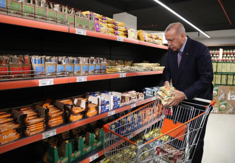 Ερντογάν : Μετά τις απειλές, ηρέμησε και πήγε... σούπερ μάρκετ