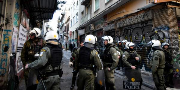 Το σχέδιο Χρυσοχοΐδη για τα Εξάρχεια: Διπλάσιες διμοιρίες ΜΑΤ και μόνιμη παρουσία στην περιοχή