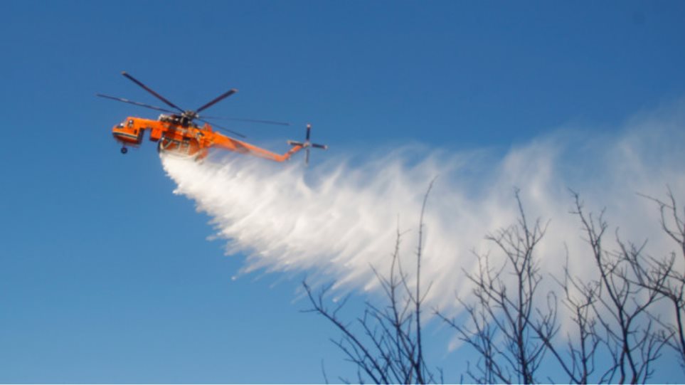 Μεγάλη φωτιά στο Λουτράκι – Μάχη με τις φλόγες δίνουν οι πυροσβέστες | in.gr