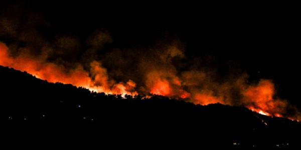 Φωτιά από κεραυνό σε δασική έκταση στο Λουτράκι