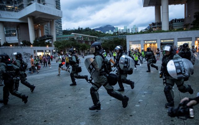 Χονγκ Κονγκ: Κλιμακώνονται οι διαδηλώσεις – Άγρια επίθεση της αστυνομίας στους διαδηλωτές