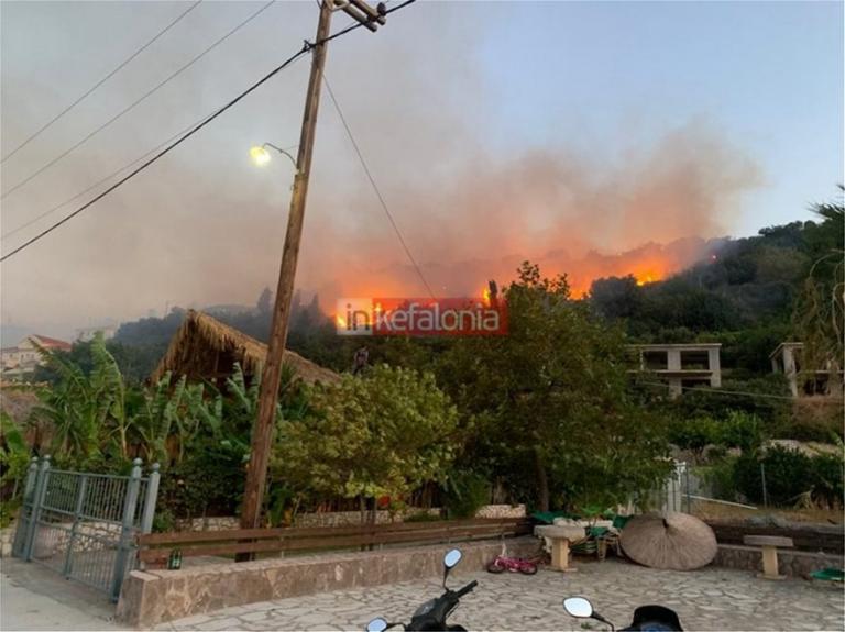 Κεφαλονιά: Υπό μερικό έλεγχο η πυρκαγιά – Στην παραλία οι τουρίστες [Εικόνες]