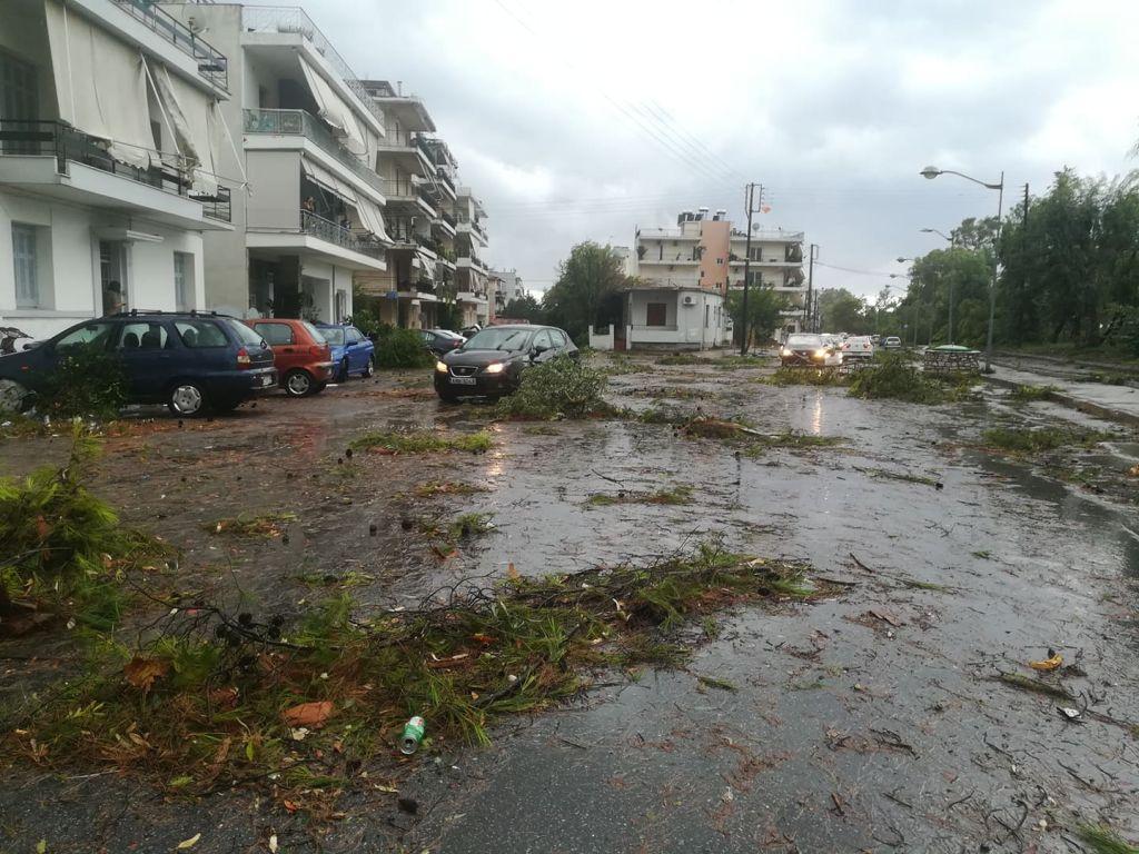 Απίστευτες εικόνες: Ανεμοστρόβιλος «χτύπησε» την Καλαμάτα