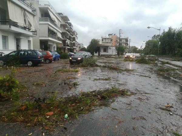 Απίστευτες εικόνες: Ανεμοστρόβιλος «χτύπησε» την Καλαμάτα