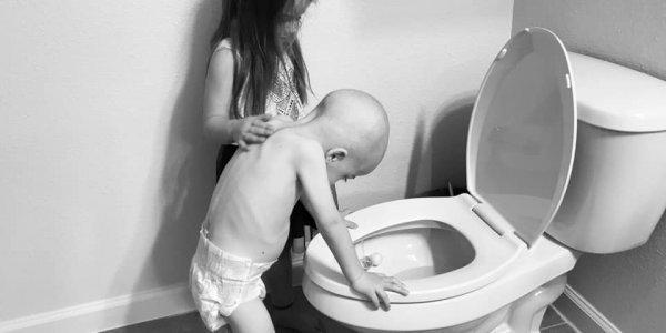 «Αυτός είναι ο παιδικός καρκίνος. Ή το δέχεσαι ή τα παρατάς» – Η εικόνα που έγινε δικαίως viral